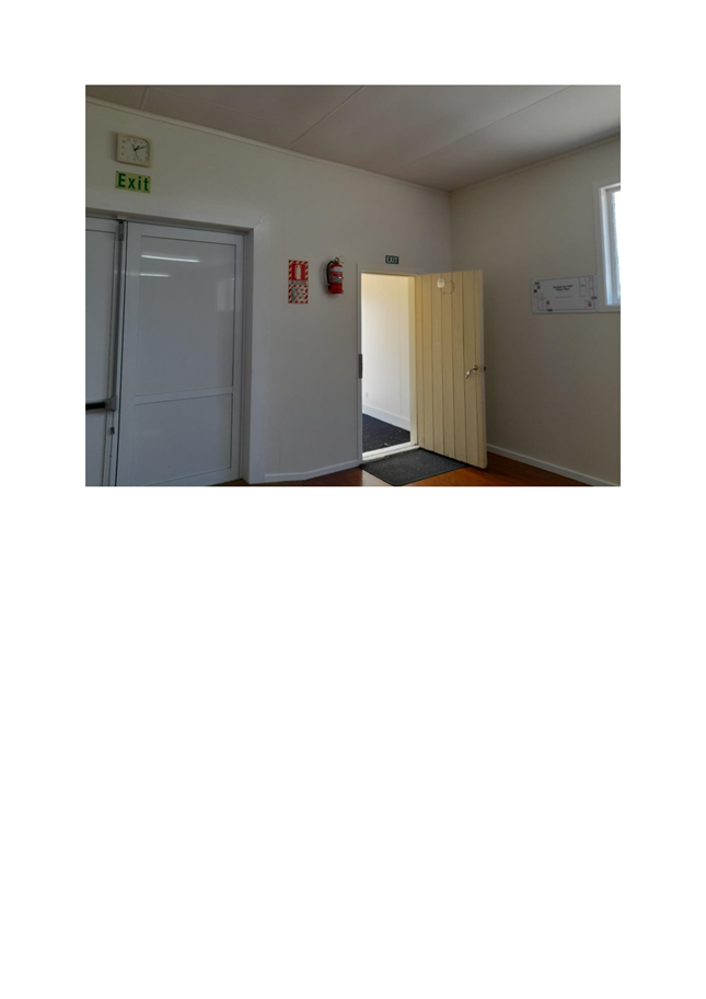 A room with a door and a door open

AI-generated content may be incorrect.