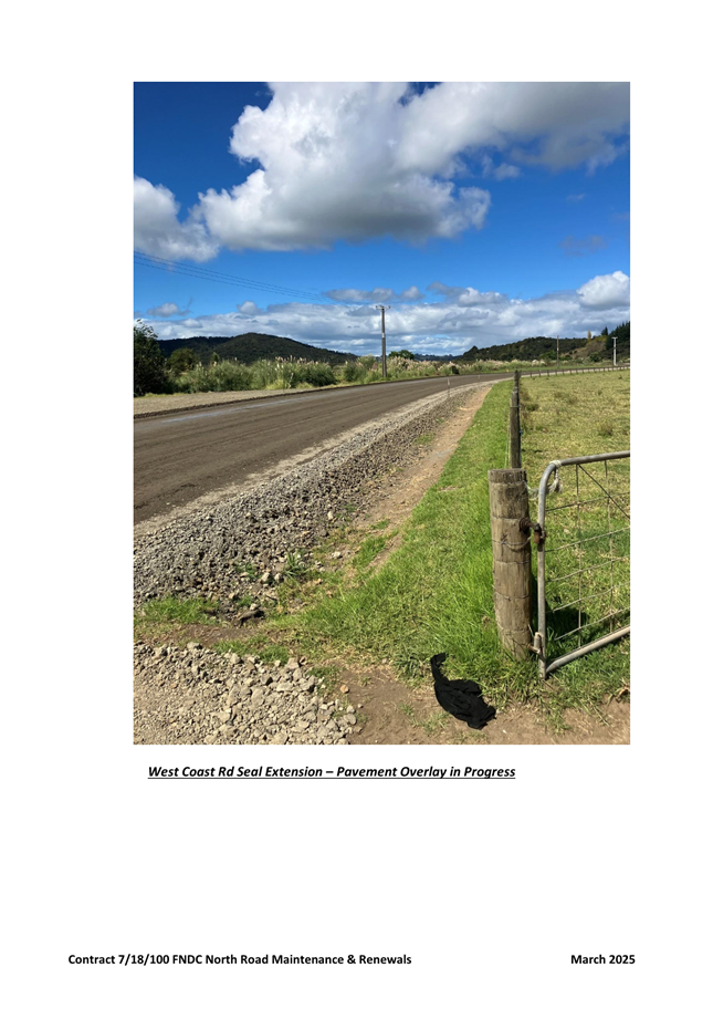 A road with a fence and grass

AI-generated content may be incorrect.