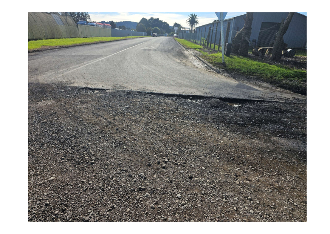 A road with a hole in the middle

AI-generated content may be incorrect.
