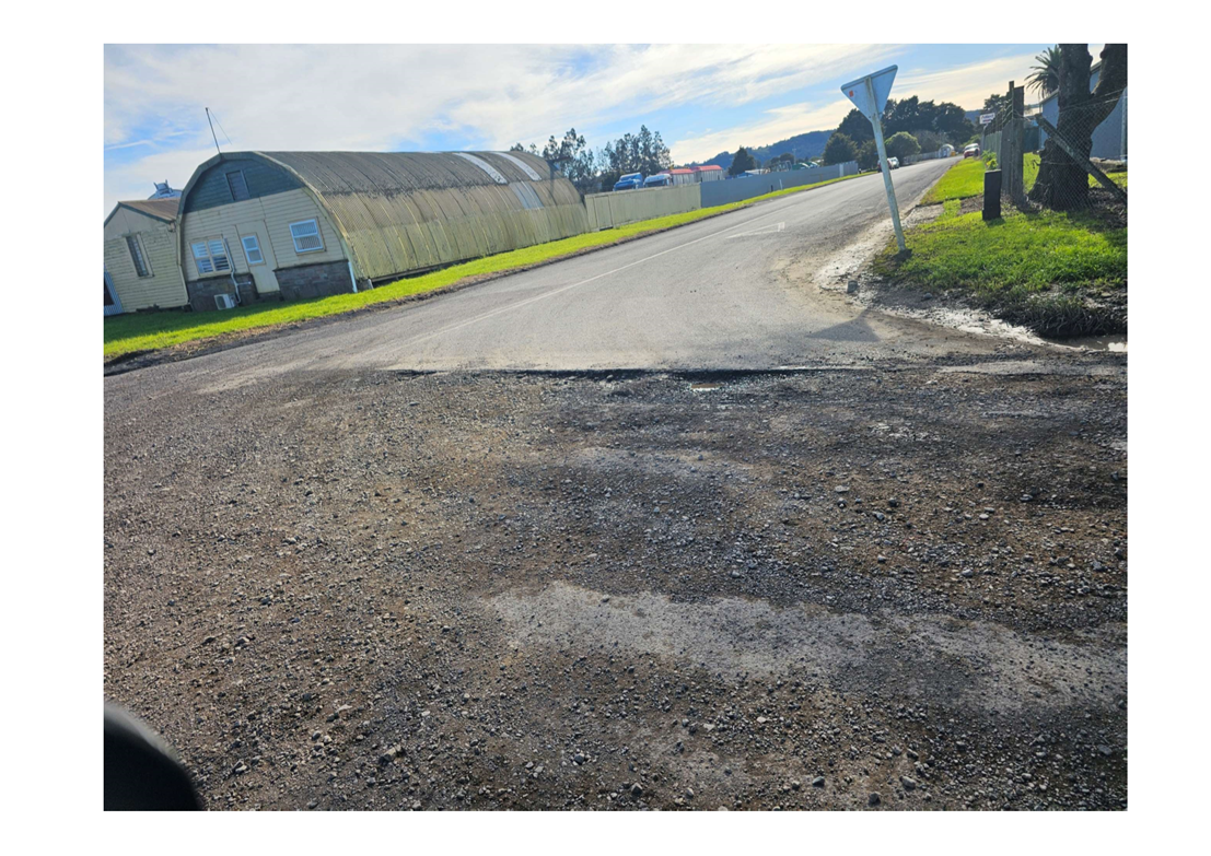 A road with a sign and a building

AI-generated content may be incorrect.